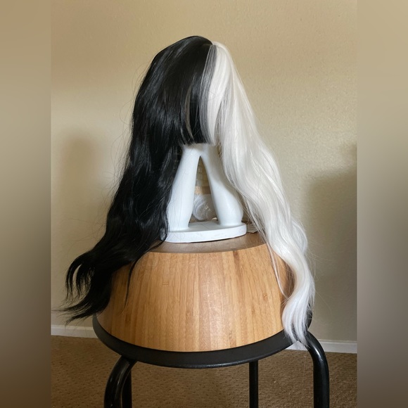 Cruella De vil Halloween wig - Picture 4 of 13